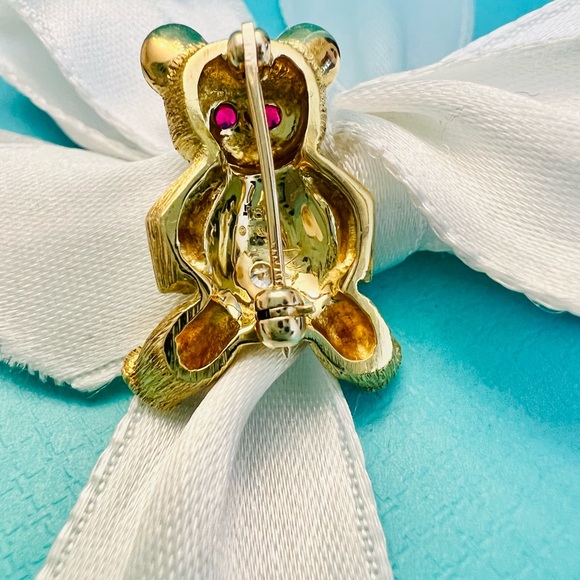 ❌❌SOLD ❌❌♥️ 18K Yellow Gold Diamond Ruby Teddy Bear Brooch Pin ♥️
Diamond Ruby - Picture 7 of 9